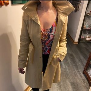 EUC Guess tan trench coat gold detail